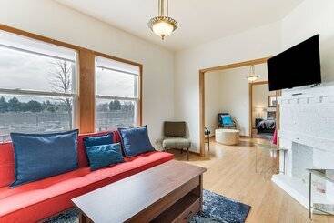 کلبه 8 Mi To Chicago: Oak Park Home W/ Fenced Backyard!