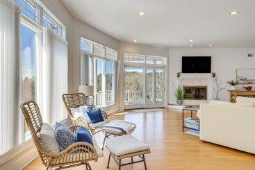 קוטג'' Hamptons Home Near Beaches W/ Pool & Water Views!