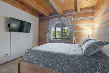 Сельский дом Secluded Rustic Mountain Retreat W/ Updated Touch