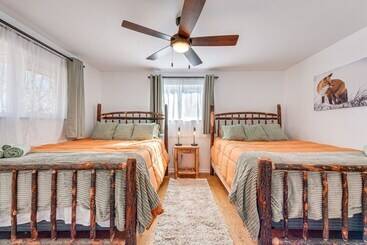 コテージ Game Room & Fire Pit: Chic Pocono Pines Home!