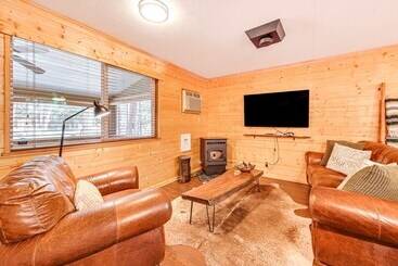 별장 Forest Views & Fire Pit: Cozy Pine Cabin