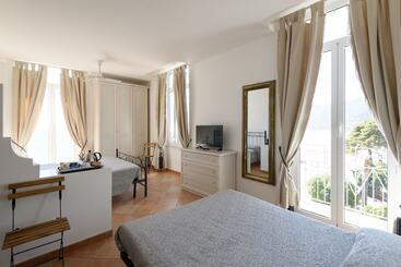 בית מלון כפרי Miramare   Spotorno