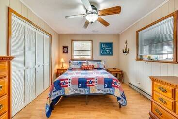 بيت ريفى Lakefront New London Home: Dock, Fire Pit + Views!