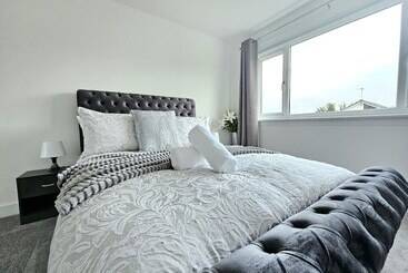펜션 Family Home With Free Parking