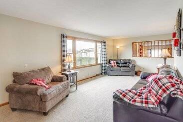 بيت ريفى Quiet Greenwich Home W/ Pool + Screened Porch!