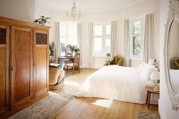 إقامة Captivating 6 Bed Manor House In Totland Bay