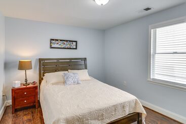 کلبه Spacious North East Home W/ Fenced Yard & Fire Pit