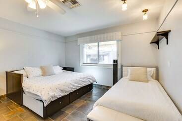 کلبه Spacious Uptown Phoenix Home W/ Pool & Yard Games!