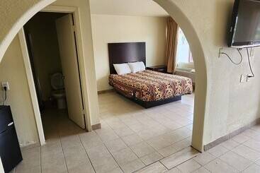 모텔 Hometown Inn And Suites