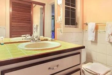 هتل Mary S Boon Beach Resort & Spa