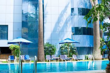 هتل Naura Springs