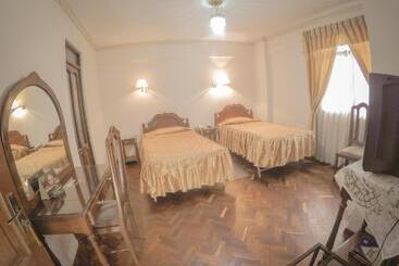 هاستل Hostal España