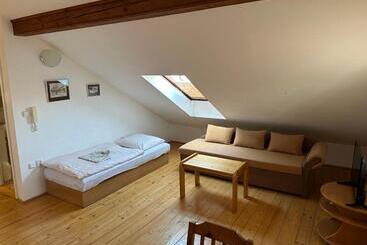 تختخواب و صبحانه Pension 325