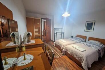 Hostel   F