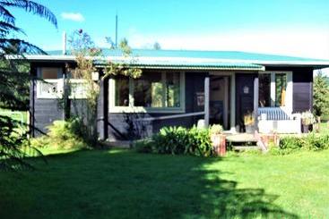 Bed and Breakfast Earthsounds Country Cottage