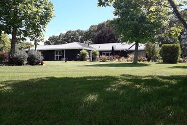 ベッドアンドブレックファースト Korbaylen Estate