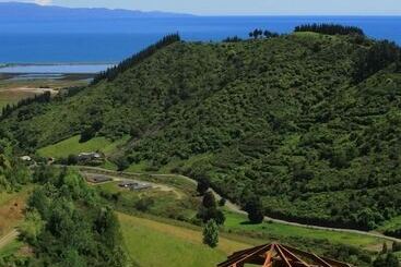 تختخواب و صبحانه Parautane Lodge