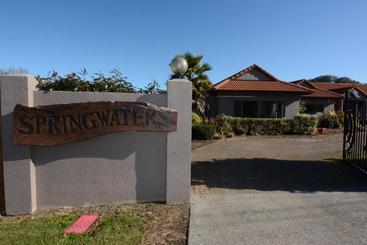 Bed and Breakfast Springwaters Lodge