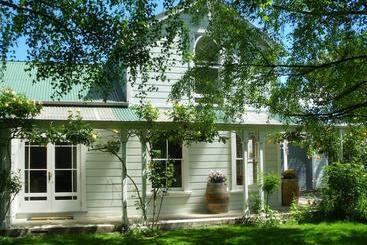 تختخواب و صبحانه The Saddlery