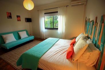 Cascais Cool Hostel Suites & Pool