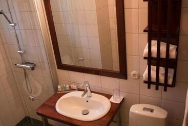 בית מלון כפרי 32 Rum & Kök