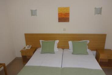 Отель Bonjardim