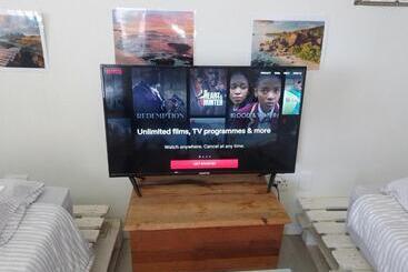 فنادق الكبسولة Morrie S Place Intown   Guest Room With Netflix And A View