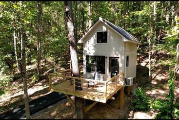 منتجع Oak Luxury Treehouse Near Lake Guntersville