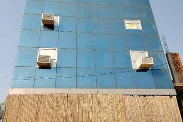 בית מלון כפרי Oyo Triple Star