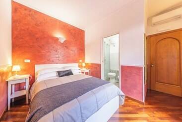 پانسیون Room In B&b   Camera Doppia In History House