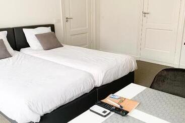 B&b Het Herenhuys Aan De Historische Gracht Van Kollum