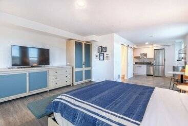 בית מלון כפרי Marina Square Suites