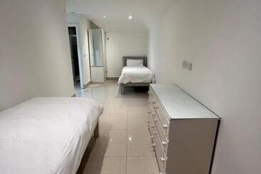 膳宿费 Lovely Home In Kimmage, Dublin