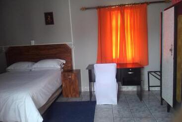 Pensiune Feathers Inn Guest House