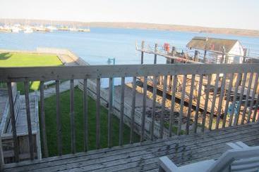 فندق على الطريق Shoreline Suites