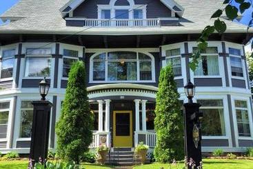 تختخواب و صبحانه The Hillhurst Inn