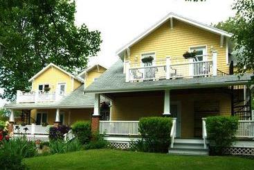 تختخواب و صبحانه The Hillhurst Inn