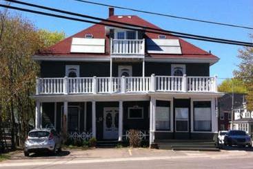 Colonial Charm Inn Bed & Breakfast