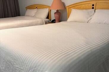 فندق على الطريق Beach Front Resort