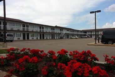 モーテル Red Deer Inn & Suites