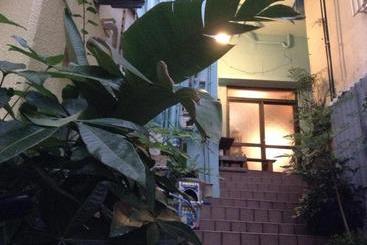 הוסטל Asahi Guest House