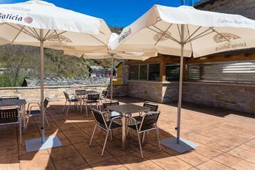 ホテル Ambasmestas