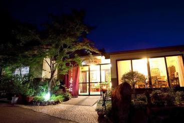 ריוקאן Yufuin Sanso Waremokou