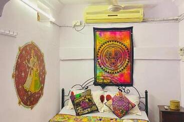 مبيت وإفطار Bob Hostel