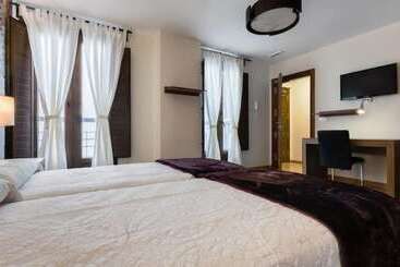 هتل Hostal Arriola