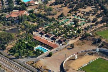 فندق على الطريق Hostal   Bungalows Camping Cáceres