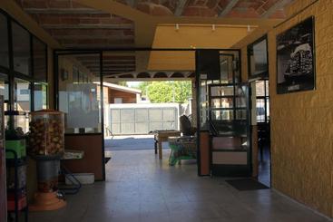 مُتل Hostal   Bungalows Camping Cáceres
