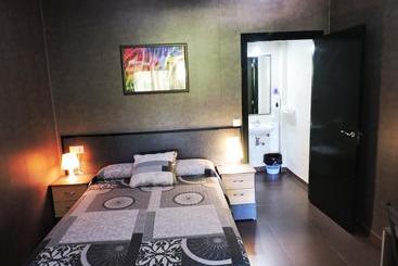 مُتل Hostal   Bungalows Camping Cáceres