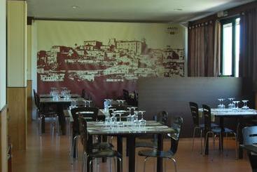 مُتل Hostal   Bungalows Camping Cáceres