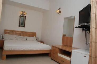 Отель Solo Victoria